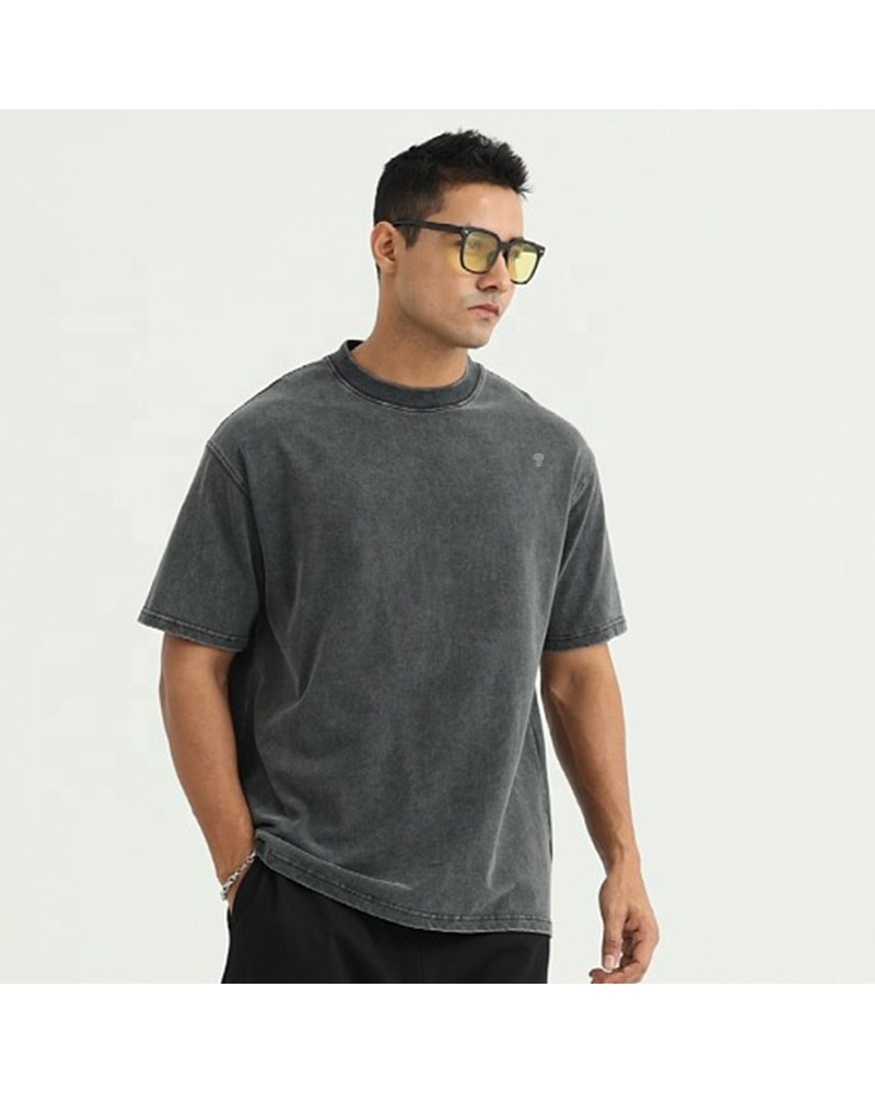 Polocom Plus Off-Duty Oversized Cotton Tee in Black, model front view